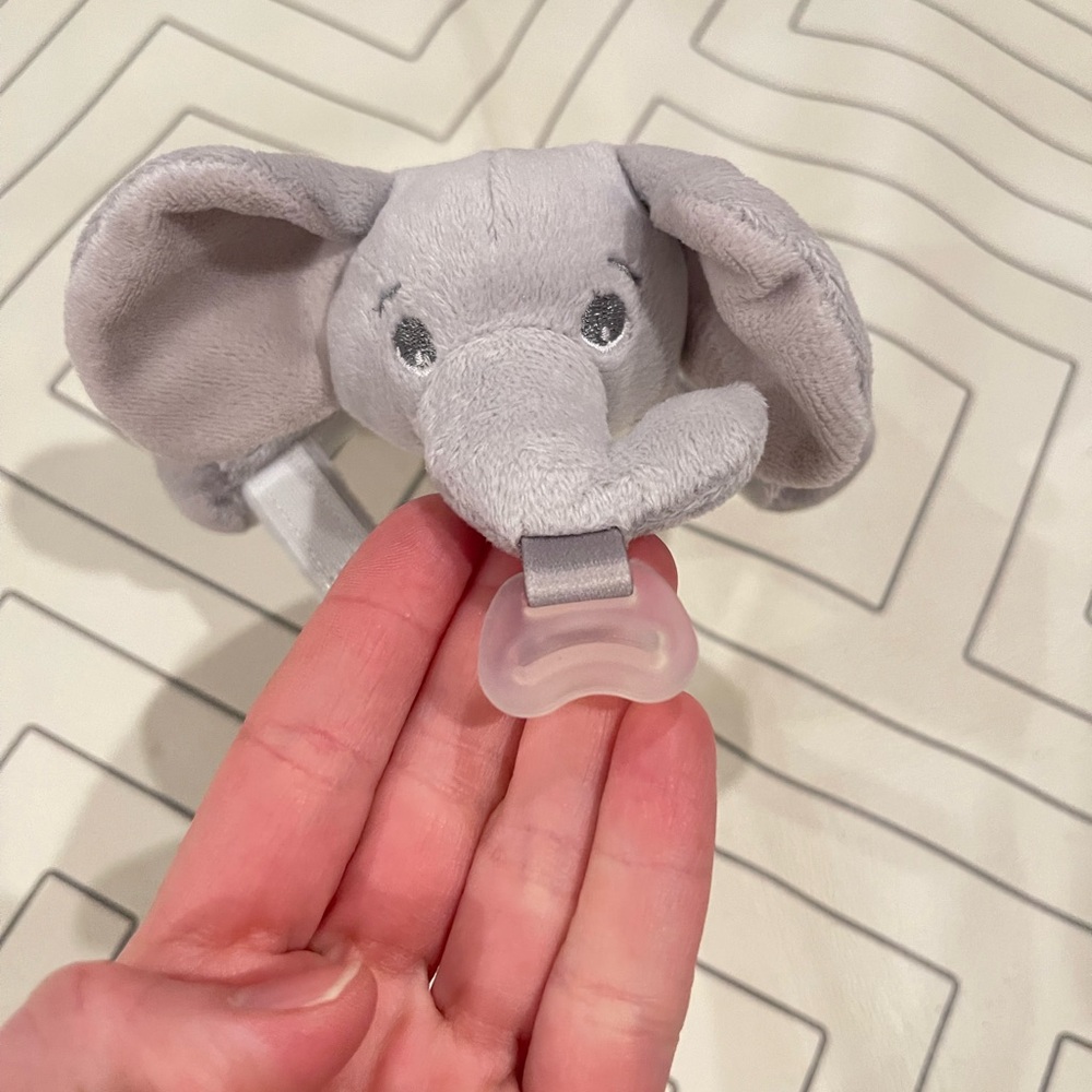 Avent Elephant Pacifier Attachment - Picture 3 of 6